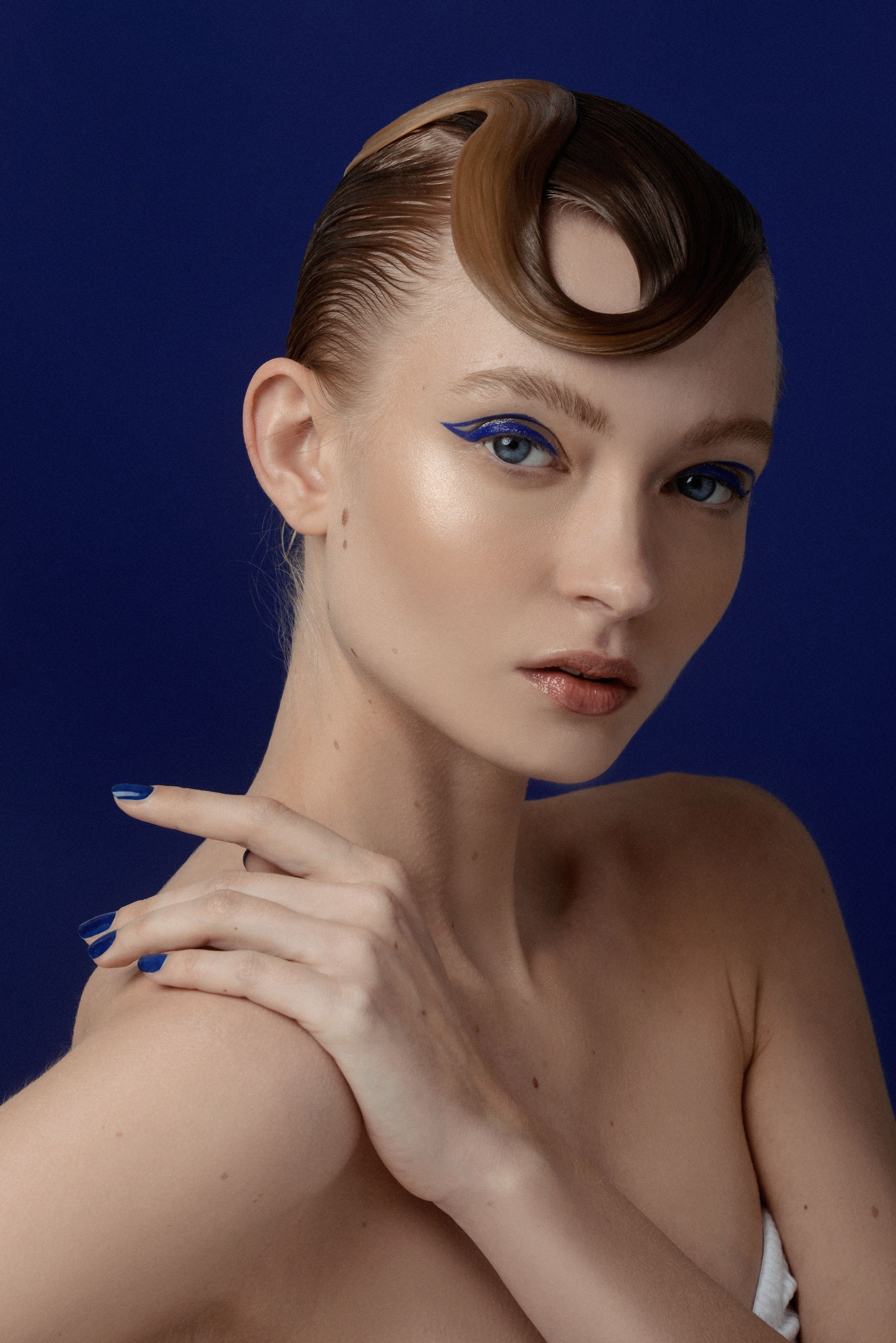 Nikita Lauffer in a close portrait against deep blue